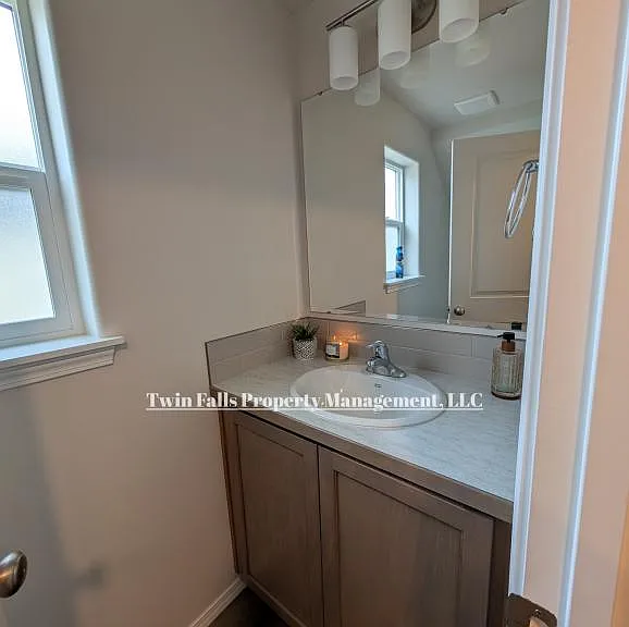 1574 Kenyon Rd — Photo 9
