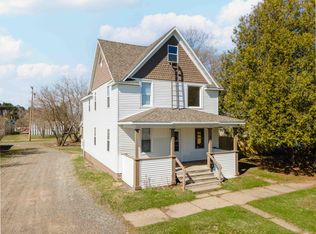 812 W Cayuga St, Iron River, MI 49935