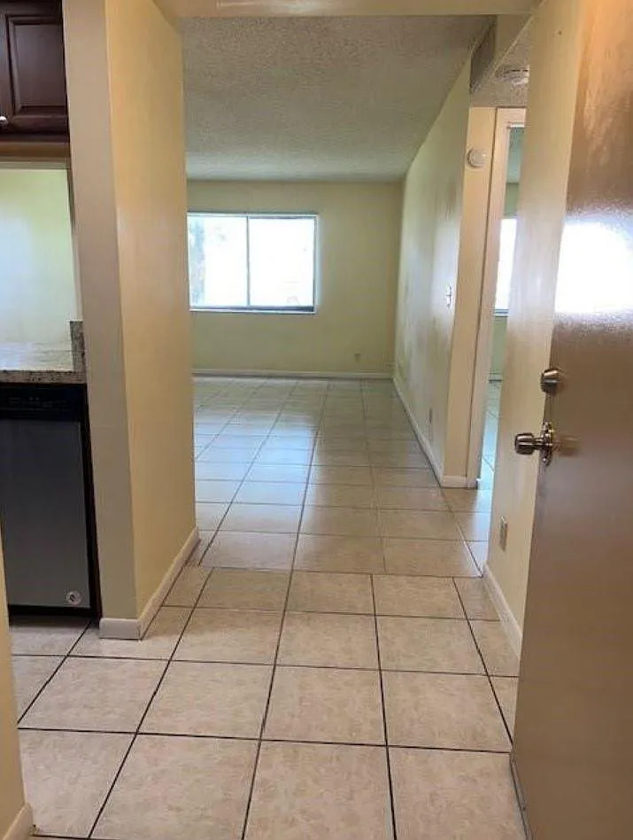 1 bed, 1.0 bath, 598 sqft, $1,525 — Photo 2