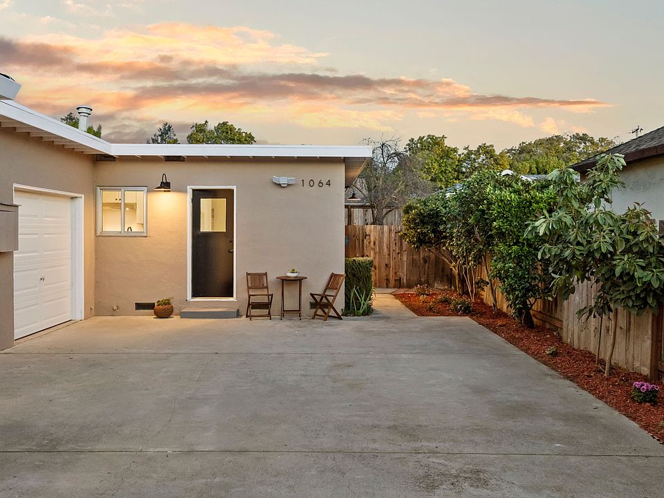 Renovated 2-Bedrrom, 1-Bath Rear Unit of Duplex