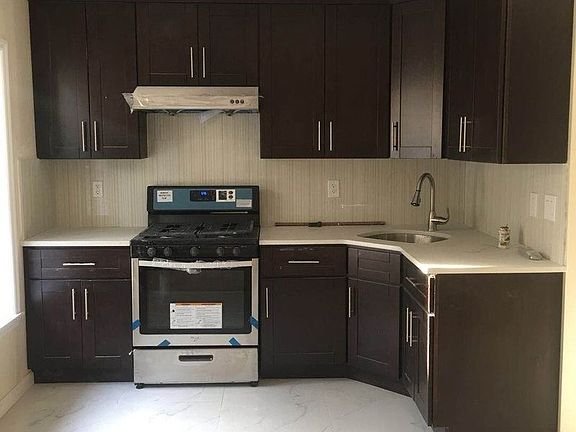 4th image of 24 Bay 20 St
