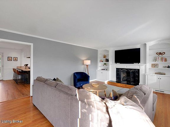 2nd image of 6022 Dutchmans Ln