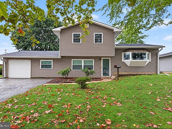 4th image of 1127 Greentree Rd