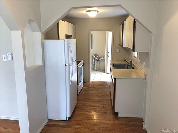 3rd image of 220 W Columbia Ave