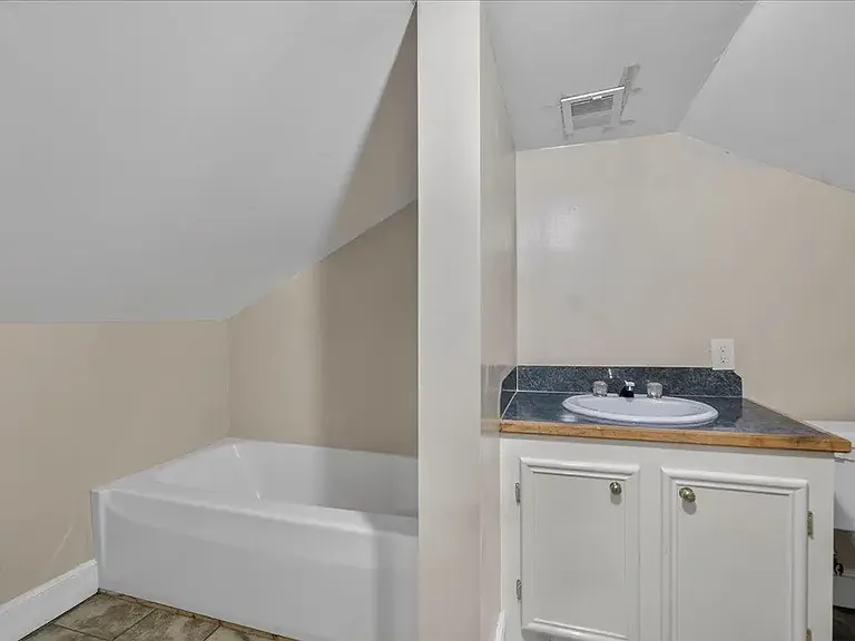 1032 Lynch Rd — Photo 12
