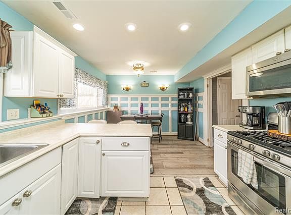 5th image of 33238 Donnelly St