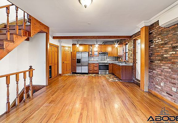 3rd image of 118 16th St #3