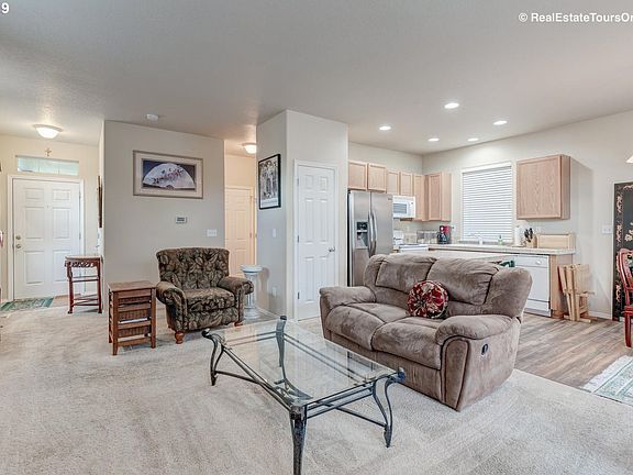 4th image of 604 SE Heathcliff Ln