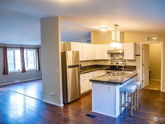 3rd image of 10 94th St NE