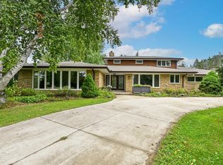 7550 N Pheasant Ln, River Hills, WI 53217