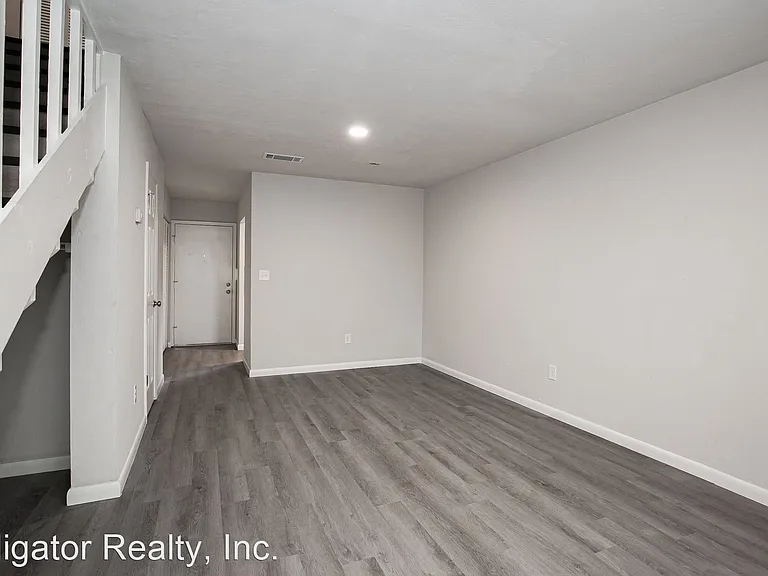 4251 SW 21st Pl — Photo 7