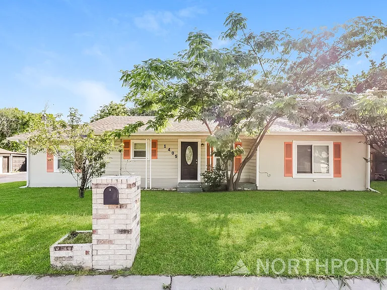 1405 Granbury St — Photo 2