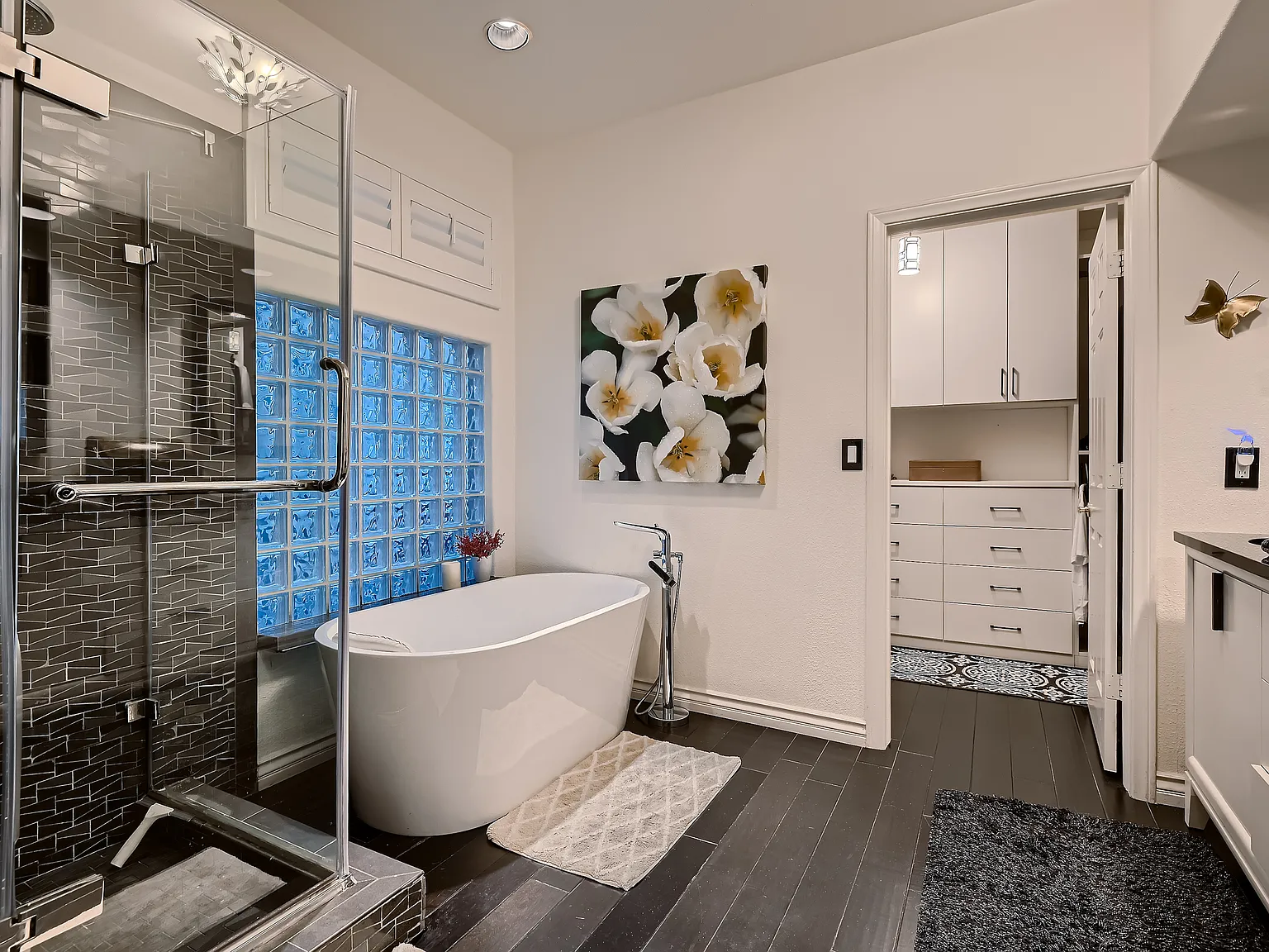 3 bed, 2.5 bath, 2216 sqft, $6,000 — Photo 3