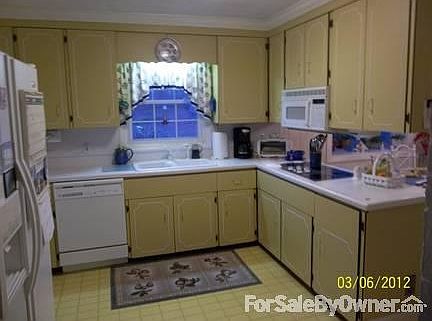 Kitchen
						:
						Kitchen with oven in wall