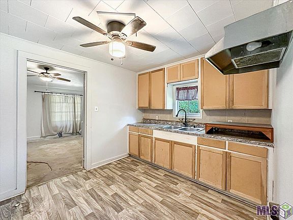 3rd image of 23372 Iberville St