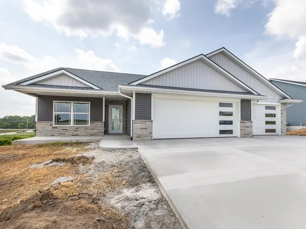 921 Red Oak St, Manchester, IA 52057