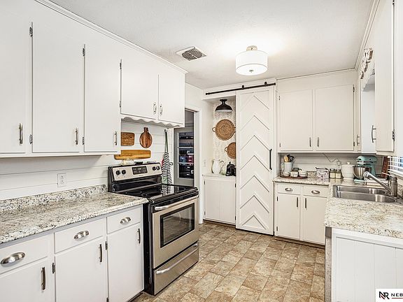 2nd image of 6100 Lexington Ave