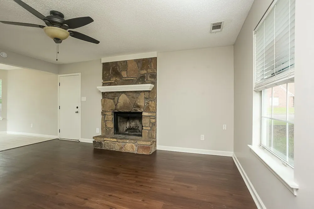 4 bed, 2.5 bath, 1827 sqft, $1,765 — Photo 4