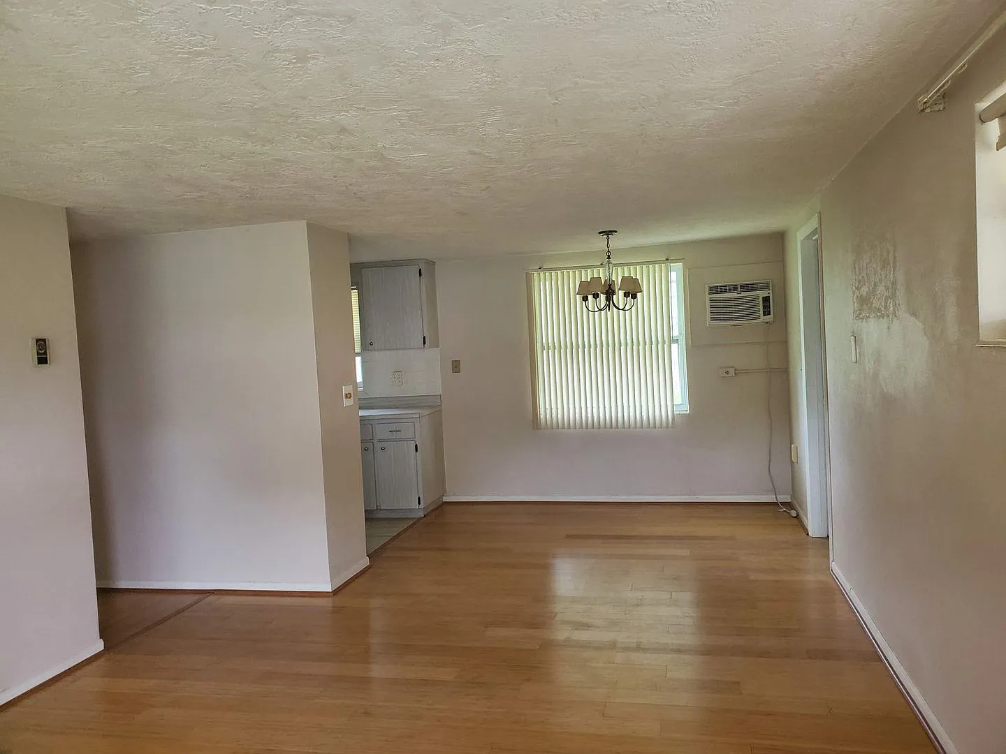 Tenant Ready! 1 Bedroom Home in Beverly Hills — Photo 2
