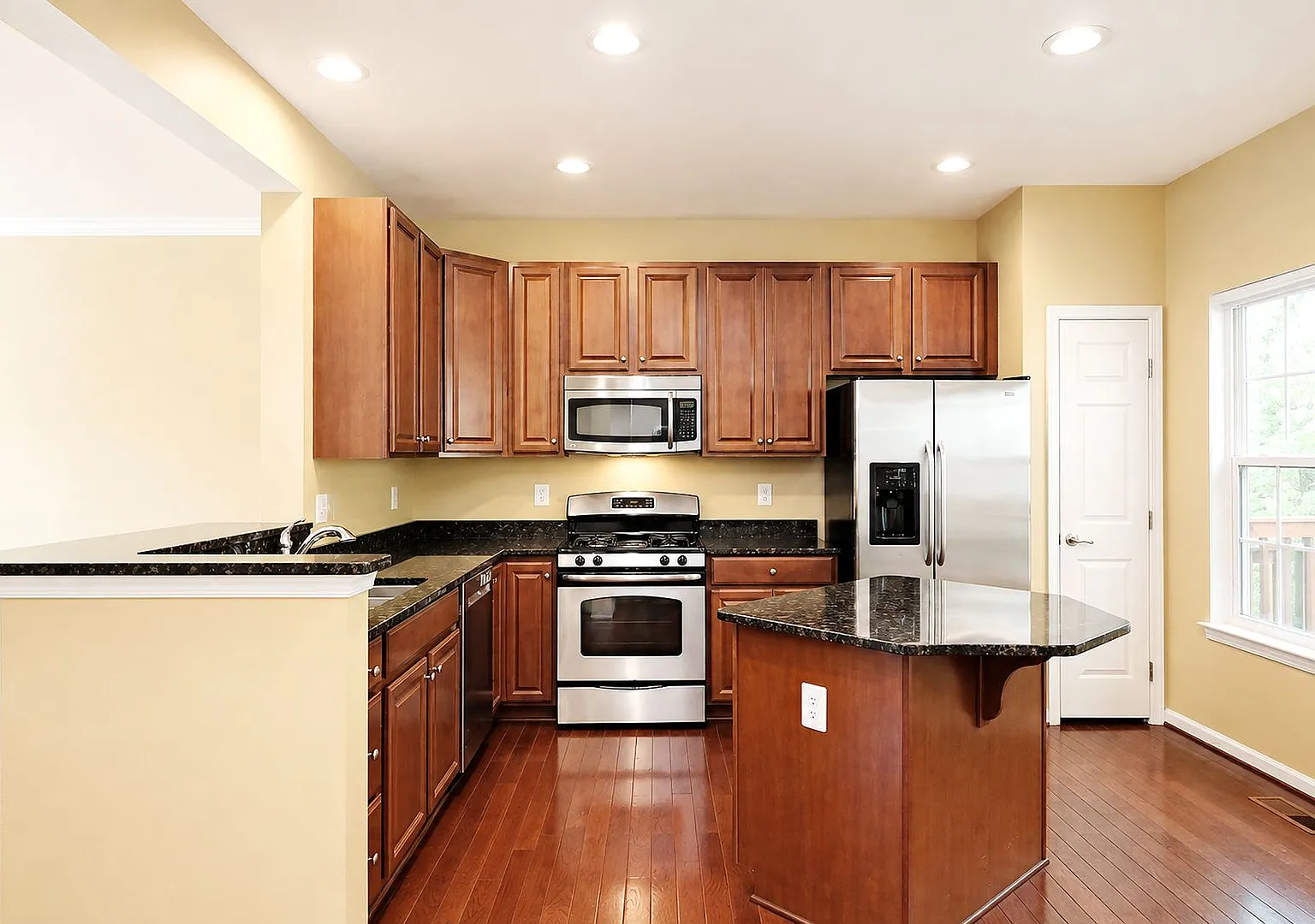 Move-in Ready Student + Pet-Friendly Townhome Near UVA & Downtown — Photo 4