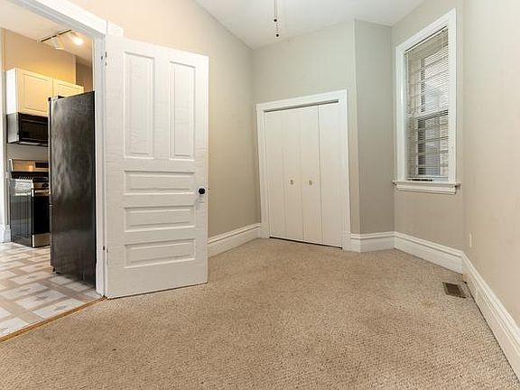5th image of 712 W Aldine Ave #1