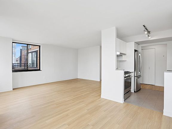 3rd image of Columbus Cir #S44d