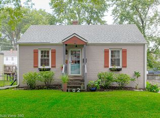 102 E Pocahontas Ln, Kansas City, MO 64114