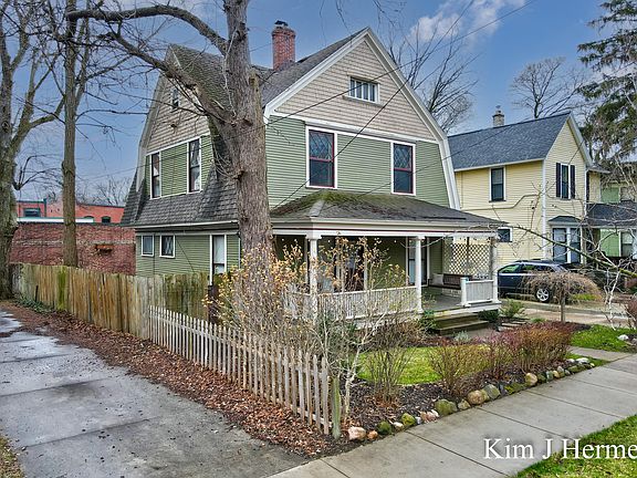 3rd image of 946 Virginia St SE