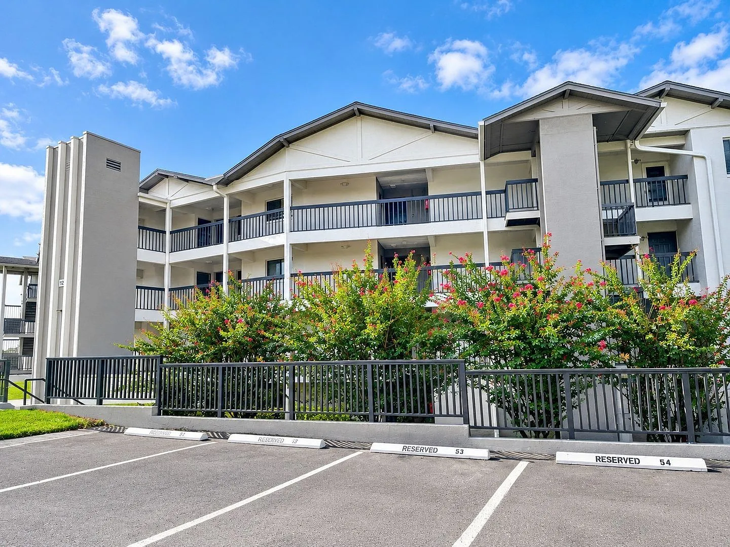 2 bed, 2.0 bath, 1001 sqft, $1,525 — Photo 1