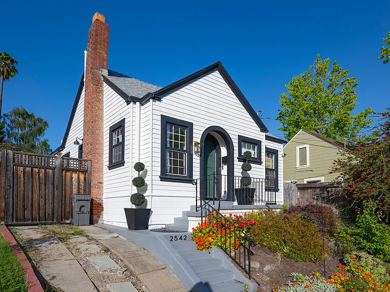 2542 Wilbur St — Photo 16