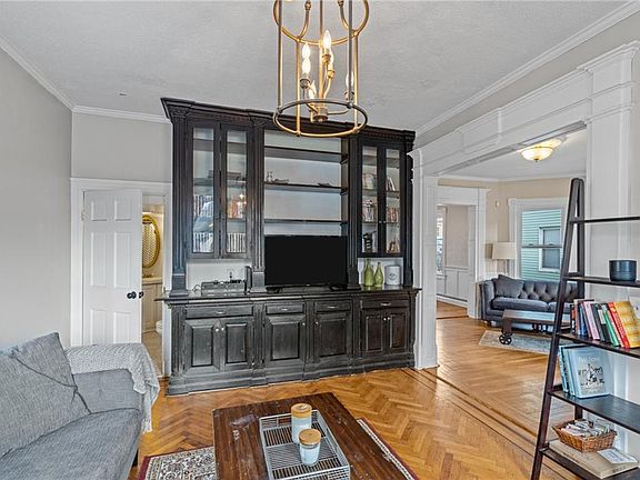 4th image of 19 Belmont Ave