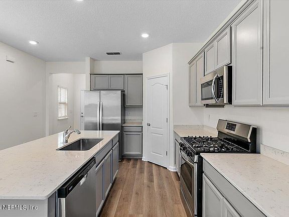 5th image of 305 RIVER MIST Drive
