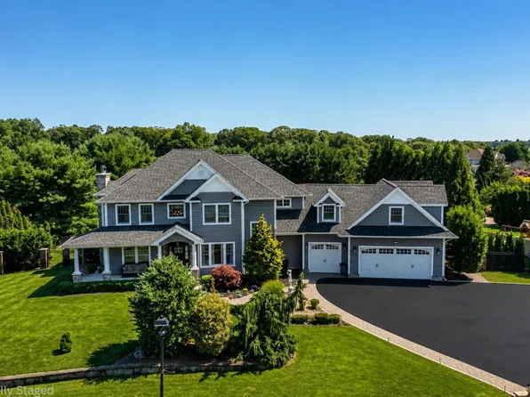 30 Hampton Dr, Center Moriches, NY 11934