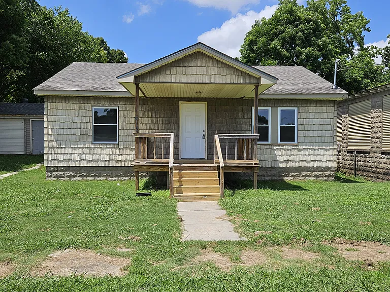 612 W Strawn Ave — Photo 1