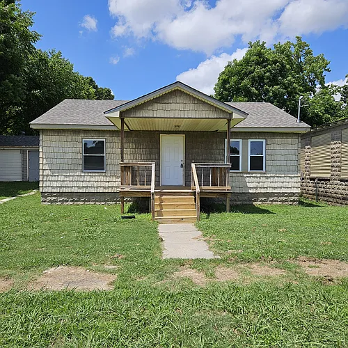 612 W Strawn Ave Photo 1