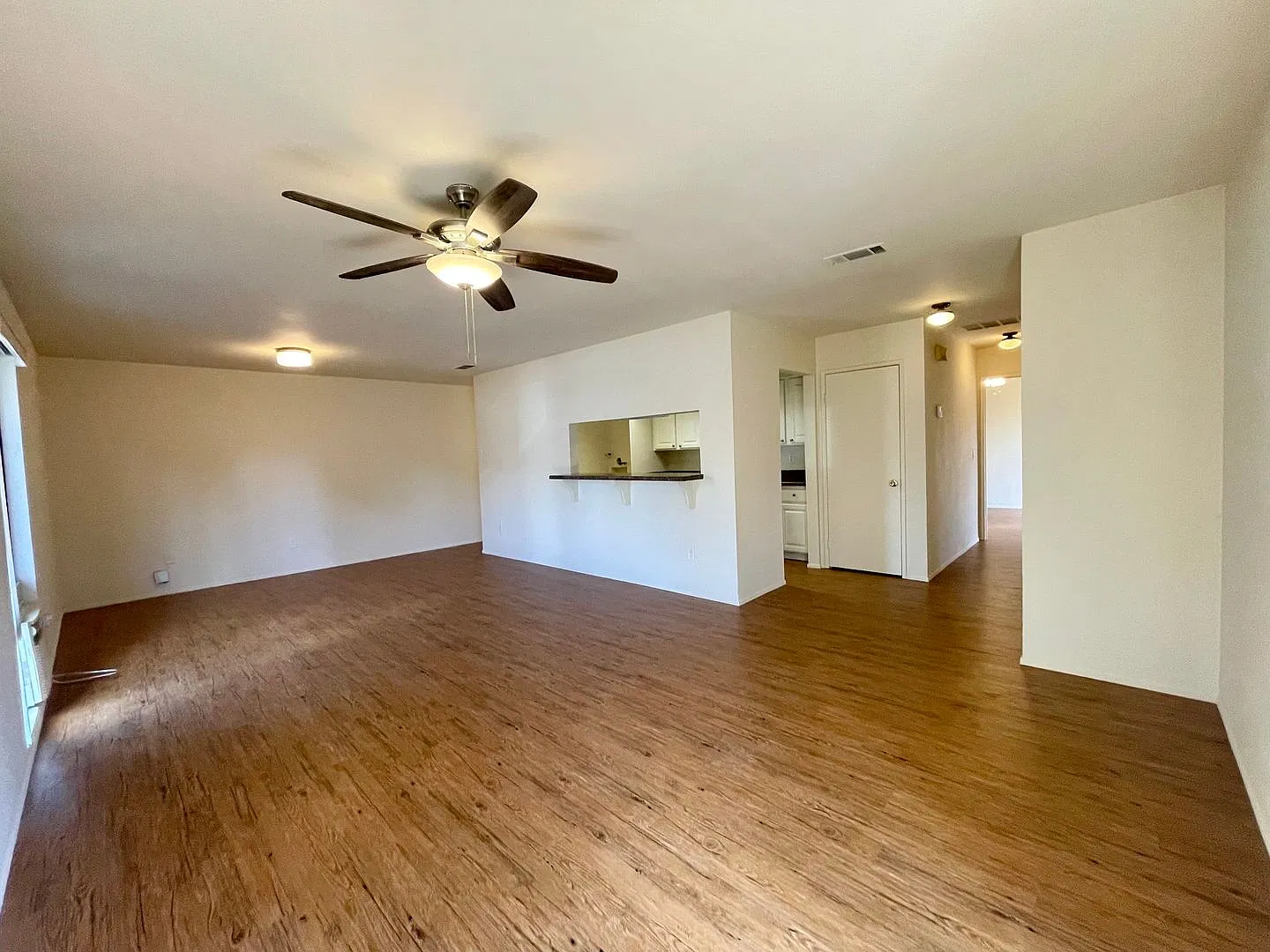 2 Bedroom 2 Bathroom with Garage in Lakeside! — Photo 2