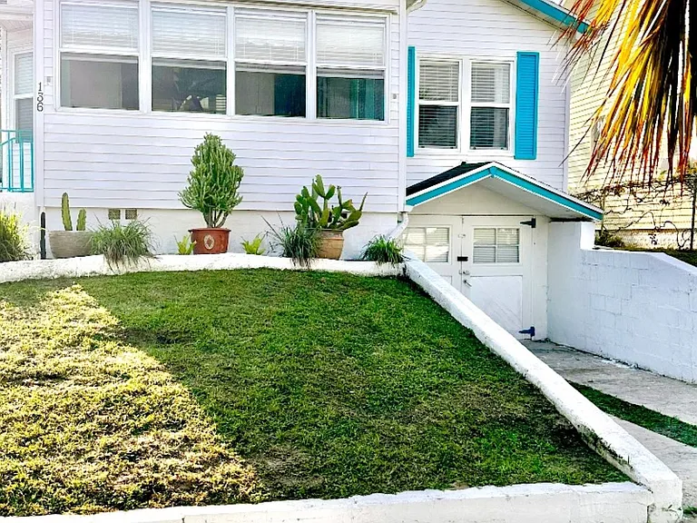 136 S Oleander Ave — Photo 3