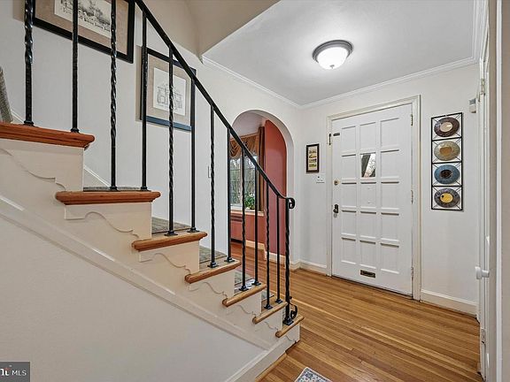 4th image of 905 Stratford Ave