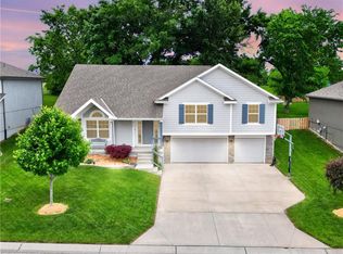 916 SE Forest Ridge Ct, Blue Springs, MO 64014