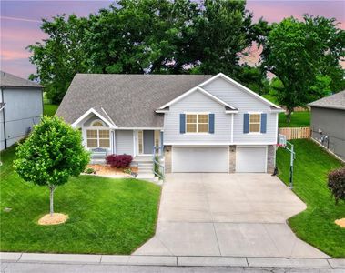 916 SE Forest Ridge Ct, Blue Springs, MO, 64014