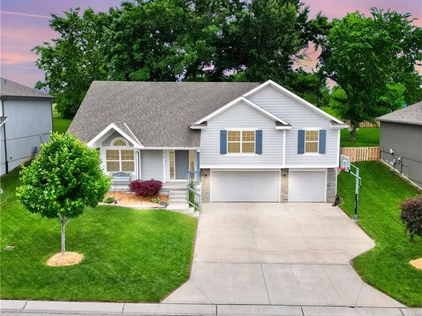 916 SE Forest Ridge Ct, Blue Springs, MO 64014