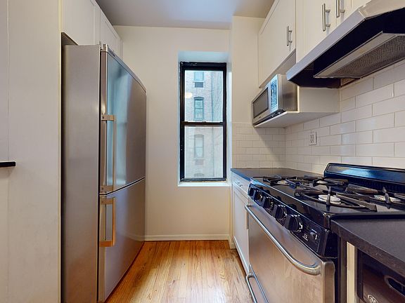 5th image of 240 Waverly Pl APT 21