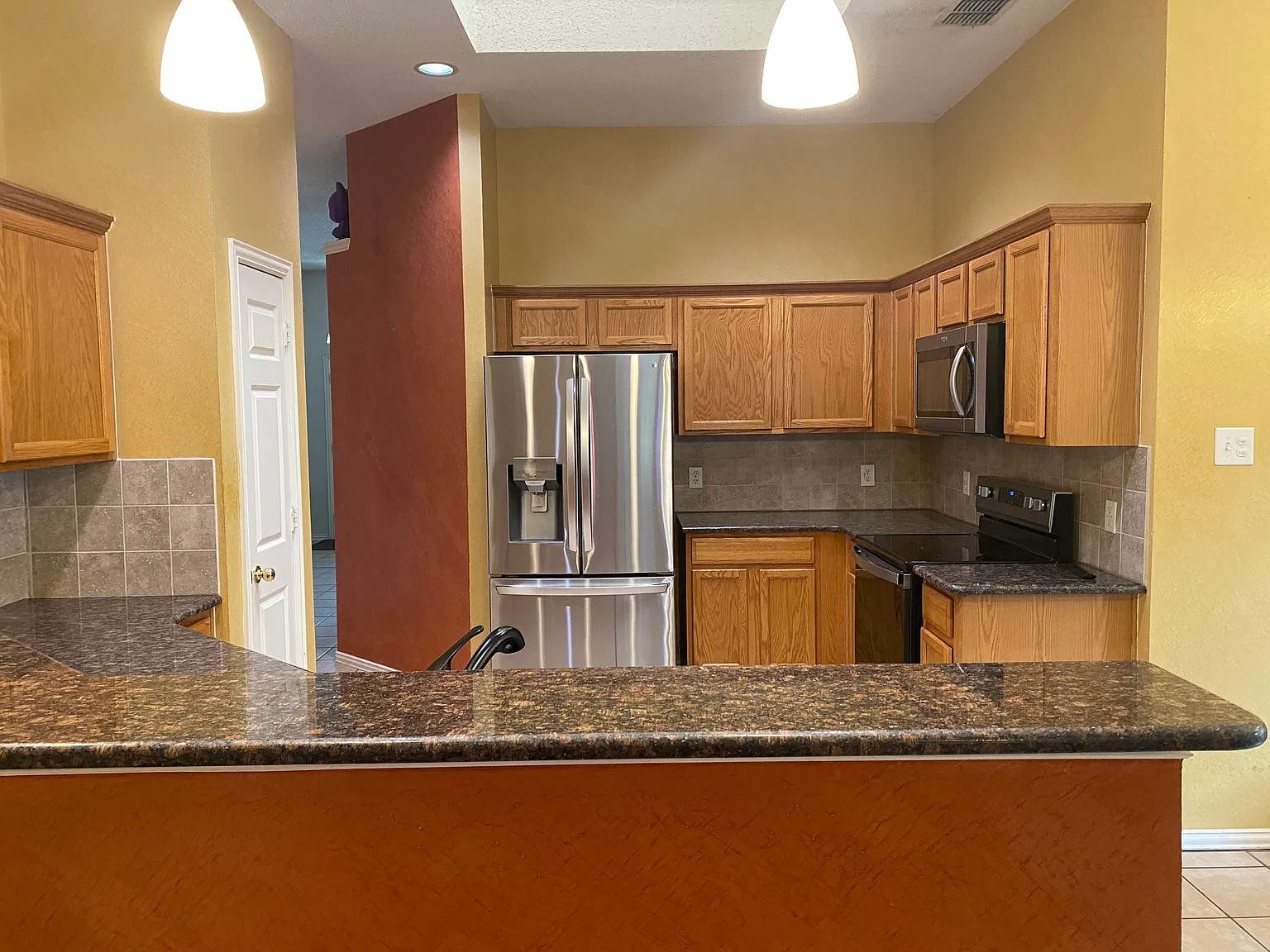 3 bed, 1994 sqft, $2,300 — Photo 3