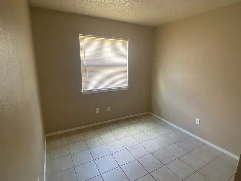 904 Isbell Rd — Photo 8