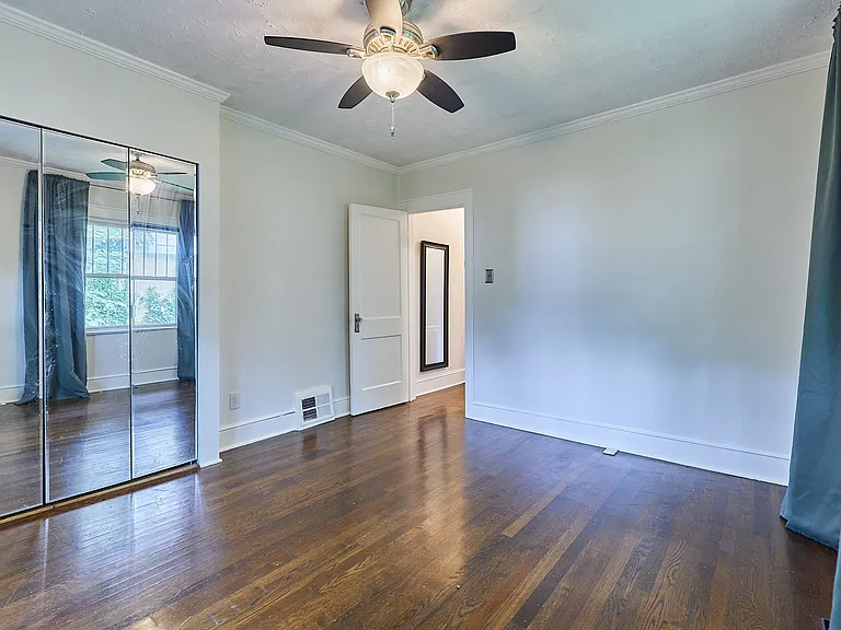 5740 Charlotte St — Photo 15