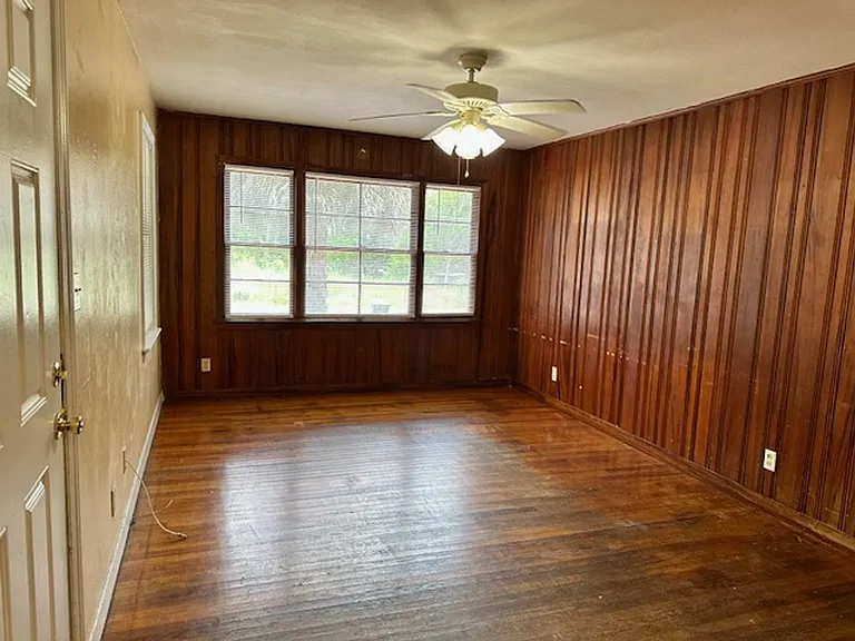 1725 Airport Dr — Photo 3