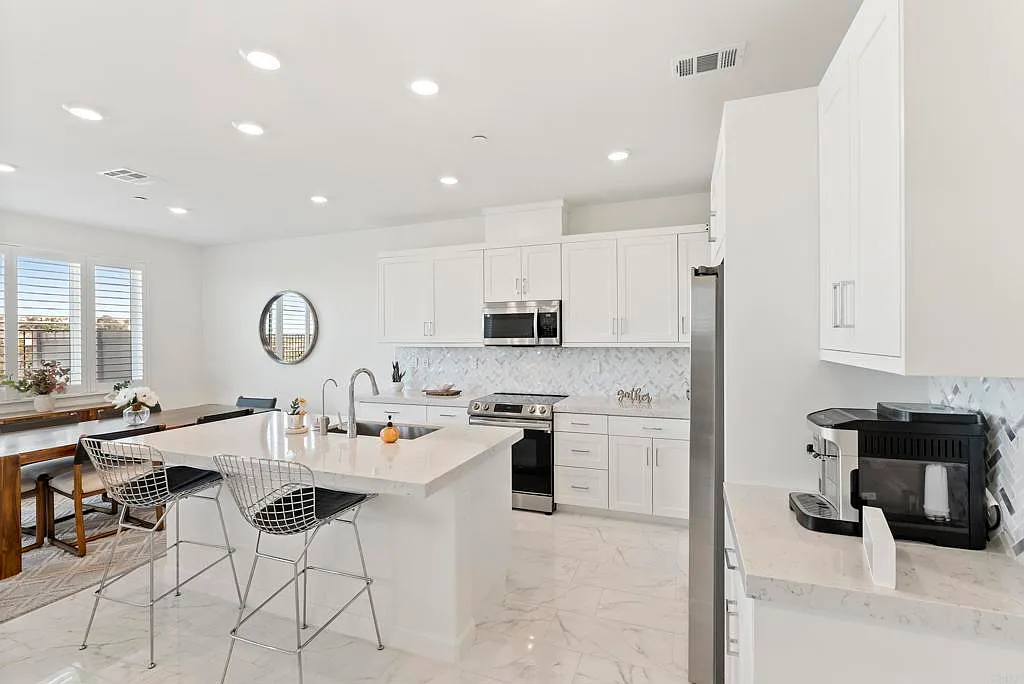 4 bed, 1715 sqft, $4,400 — Photo 4