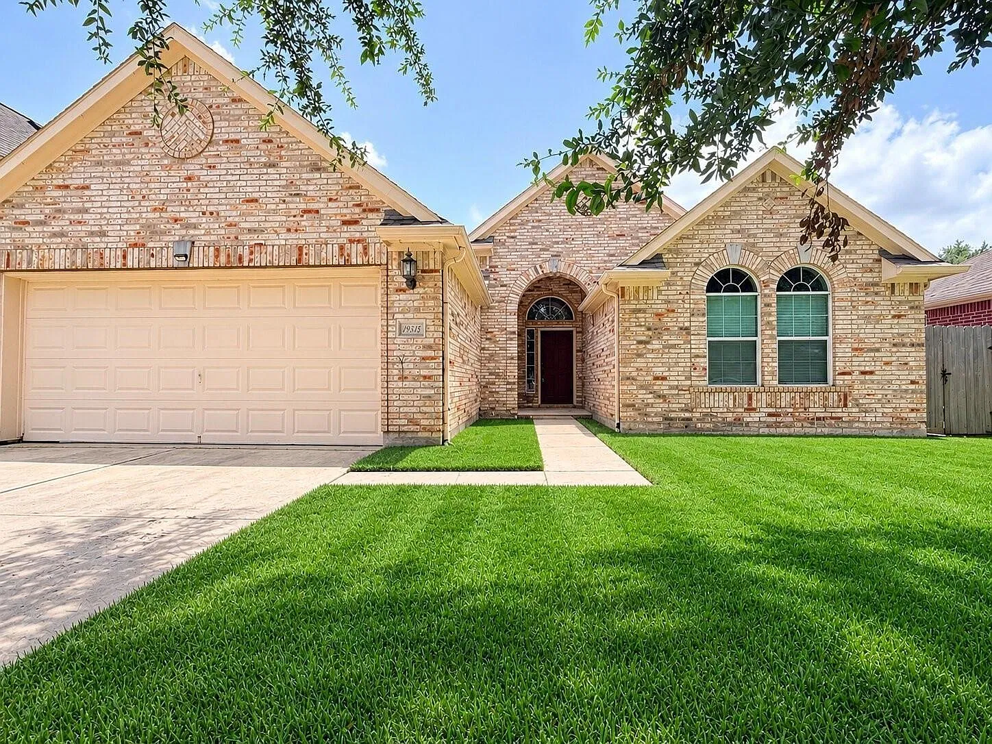 3 bed, 2.0 bath, 1862 sqft, $2,300 — Photo 1