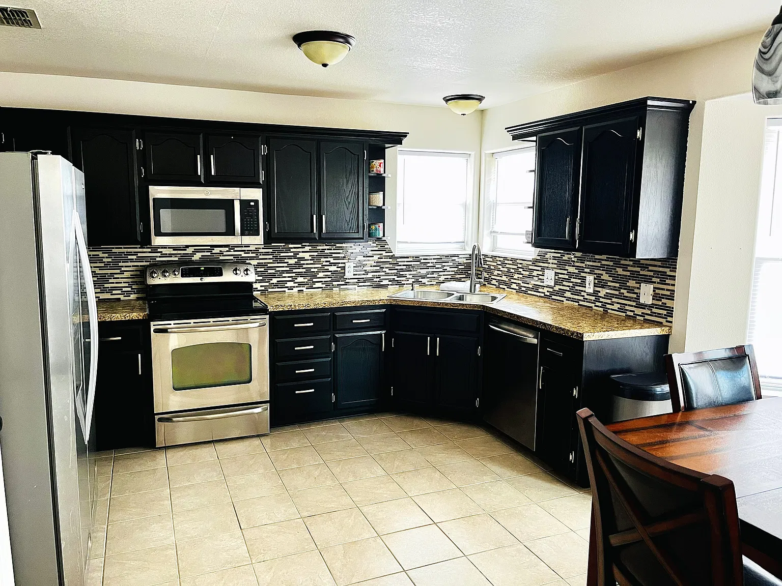 3 bed, 1390 sqft, $3,800 — Photo 1