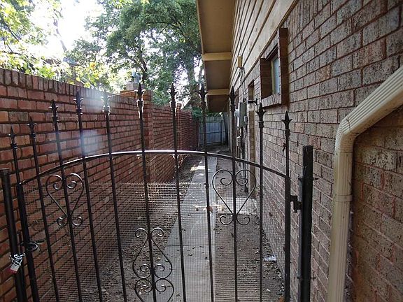 2nd image of 722 NW Heinzwood Cir